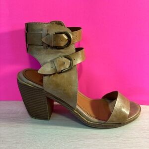 Buckle Women tan/camel color size 7.5 chunky heels